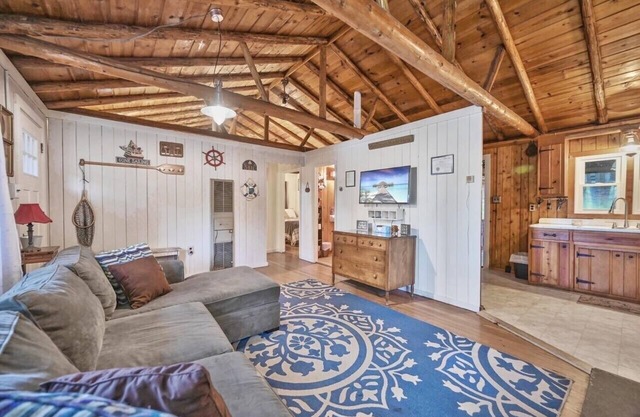 The Cozy Cabin Lakeview cabin in VERY desirable location