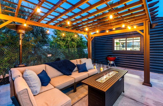 The Cozy Cabin: Riverton Retreat Getaway