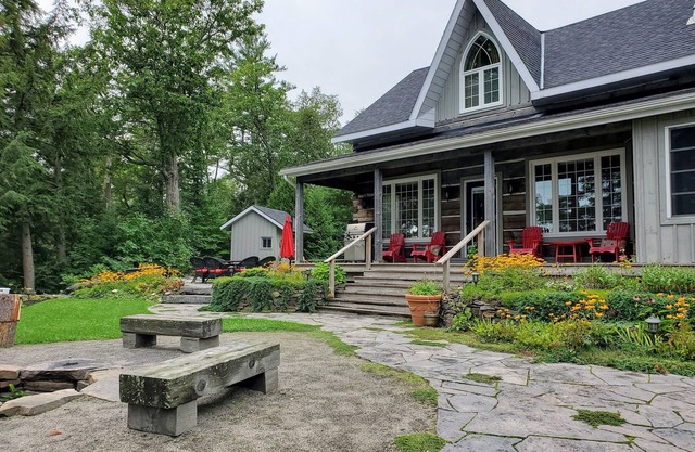 The Cozy Canadian Lake House