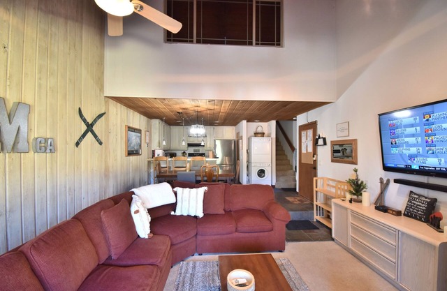 The Cozy Canyon Lodge Condo! A Walk to the lifts! Ski in Ski Out
