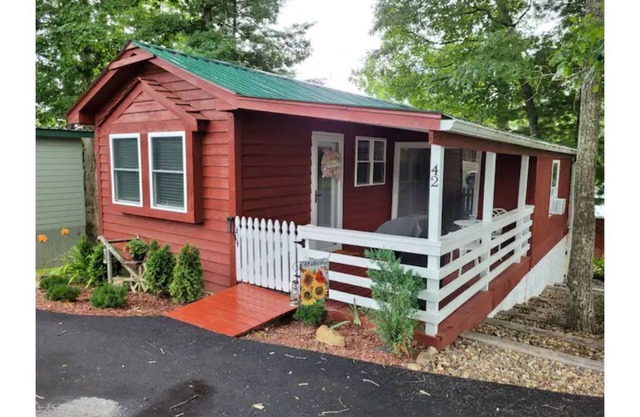 The Cozy Cardinal 2-bedroom cottage w/ pool access, Wi-Fi
