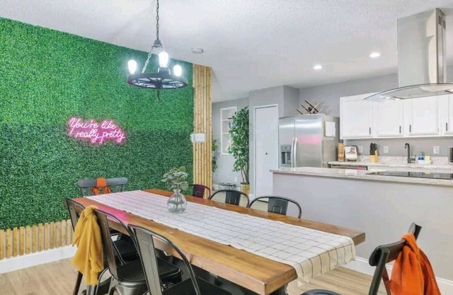 THE COZY COLONY GETAWAY-4BD/2BA 2 KING SUITES