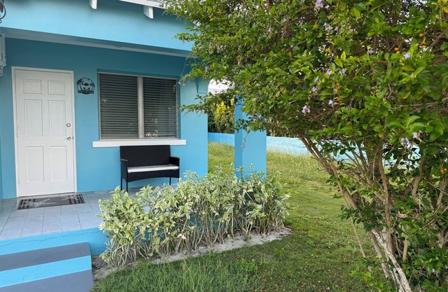 The Cozy Cottage is an inviting 2-bedroom house in Spanish Wells with Golf Cart