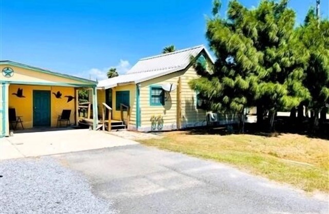 The Cozy Cottage. 2 Beds, Sleeps 4.