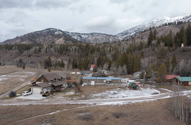 The Cozy Lodge! Perfect place outdoor enthusiasts mins from forest, lake, hiking