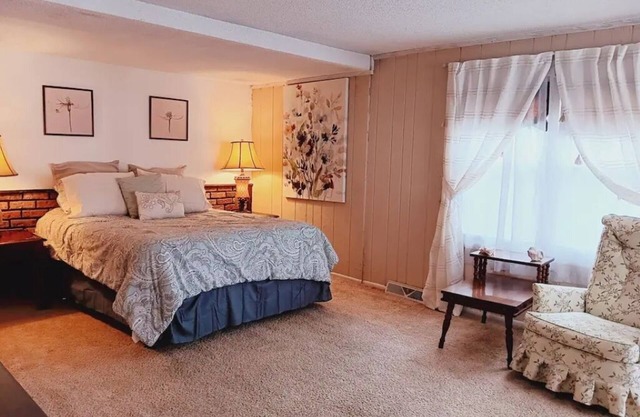 The Cozy Nook! Charming 1-bedroom apartment in Batavia with WiFi, AC