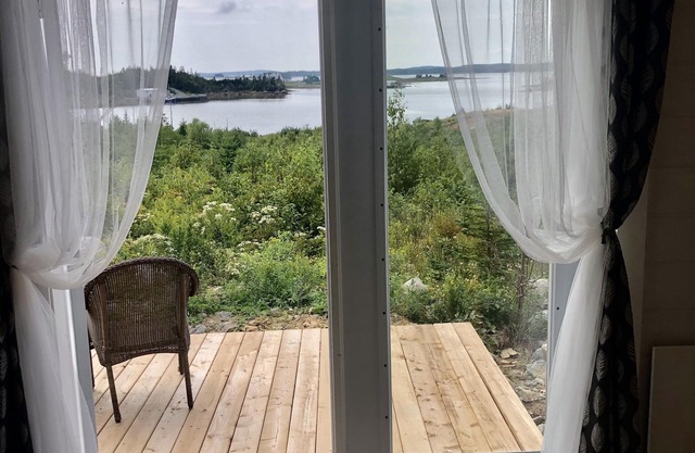 The Cozy Plover (Waterfront, Lighthouse view)
