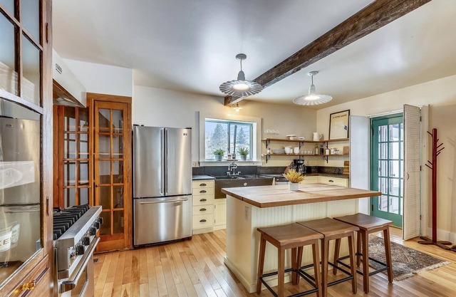The Cozy Villager: 2 br w/ a/c in walkable Village location!