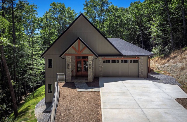 The Creeks of Serendipity | Luxury Pet-Friendly Home 10 Minutes from Black Mtn!