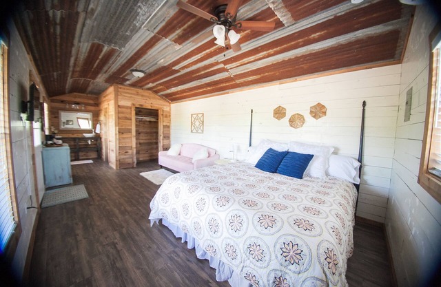 Die Creek Krippe - The Cabins at Onion Creek