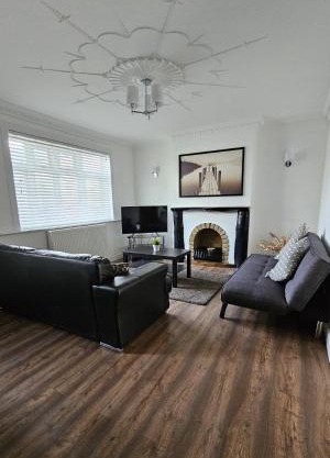 The Crescent, 3 bed house with 2-3 parking spaces, great for contractors and family