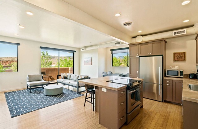The Crescent Moon - 2 bed 2 bath Suite W/ Red Rock Views