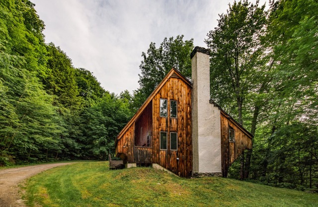 "The Crooked House" mit Sauna auf einem privaten Waldgrundstück in der Nähe von Woodstock, Killington