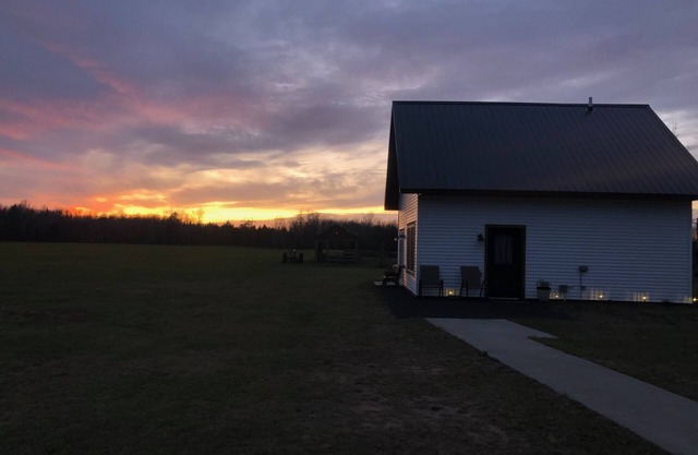 The Curry Cottage- Country-Snowmobile trail accessible