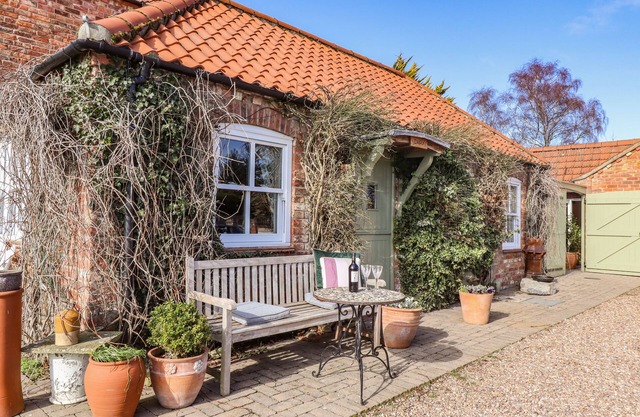 THE DAIRY, pet friendly, character holiday cottage in Burgh Le Marsh