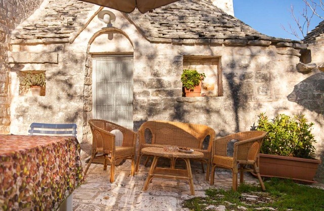 Der Milchtrullo auf einem Hügel, im Herzen eines Dorfes