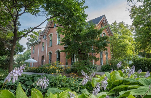 The Daisy Farm- A Victorian Manor on 79 acres w/ vineyards, gardens & hot tub
