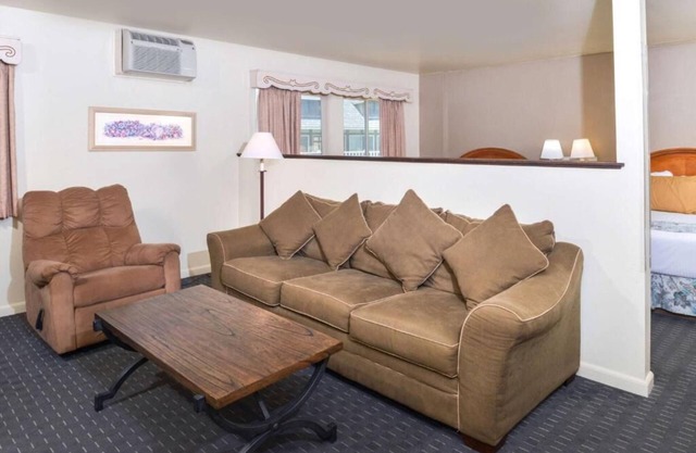 The Danish Capital of America! Parking, Pool, Close to Santa Ynez River!