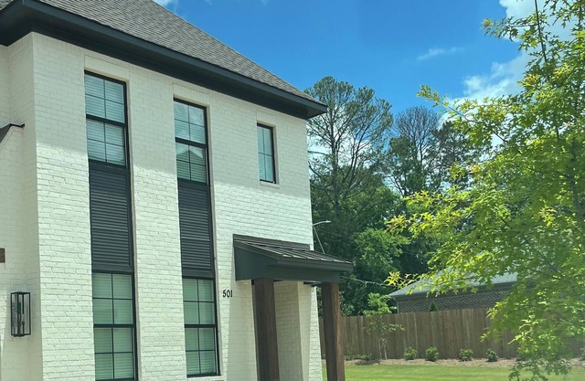 "The Dawg House" Townhouse~NEW