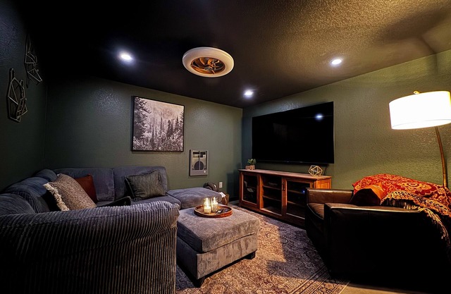 The Den — Cozy 2-bedroom unit in Denver with high speed WiFi, AC & Laundry 🏡
