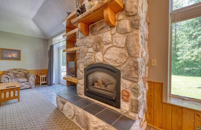 The Den: Hot Tub Fireplace RiverFront Pet Friendly 2 Bdrm