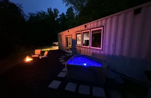 The DEN Shipping Container Cabin-HotTub!-High Speed WiFi!-Great View! BOOK IT!