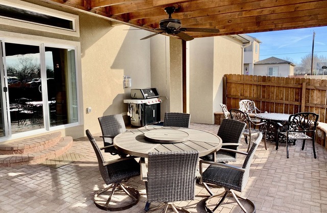 The Desert Moon- A luxurious retreat w/ amazing patio, shuffleboard, EV charger