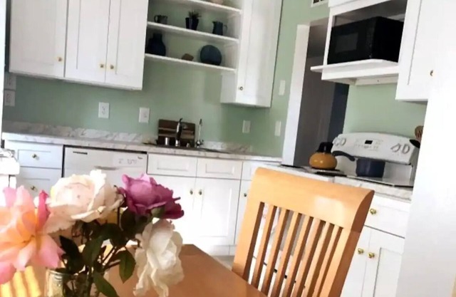 The Desert Rose: Cheerful 3 Bedroom in Great Location!