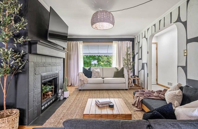 The Distillery | Sleeps 10 Guests | BBQ and Patio!