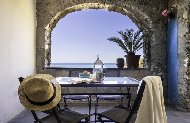 The Divine Charm. Haus mit Terrasse und Patio am Meer.