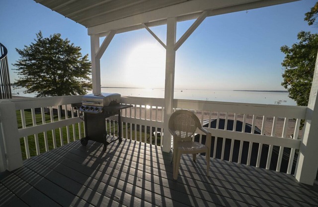 "The Double Decker" Oneida Lake House - Condo 2 Internal name: Condo 2 - Sleeps 10