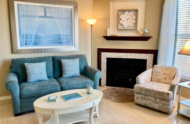 "The Dover" ~ a glimpse of the sea Resort-style condo
