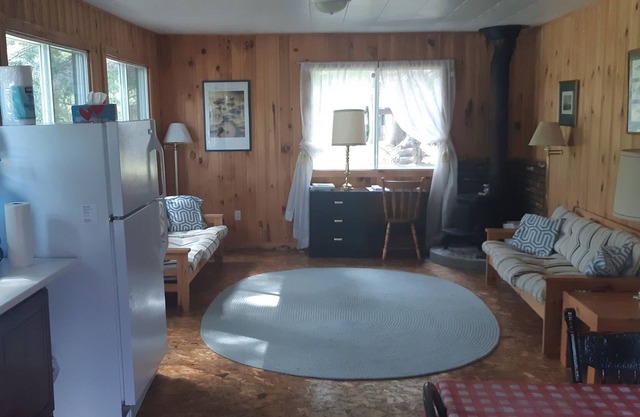 The Dr Keenan cottage 2 bedroom 2 bath. Sleeps 6 Full kitchen.screened porch