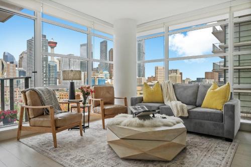 "The Draper" - Luxury Corner Unit w Tower View, - Near Stampede, Saddledome, BMO Centre! FREE Parking, Banff Pass, & Wine!