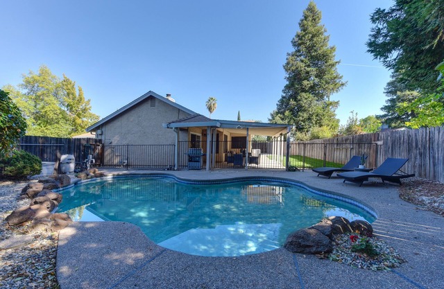 Das Traumhaus Pool Garden Grill in der Nähe der Innenstadt von Sacramento und Roseville