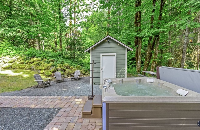 The Drizzly Grizzly | Hot Tub | 4 Bed, 3 Bath