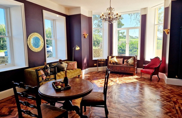 THE DUKE, pet friendly, with hot tub in Garstang
