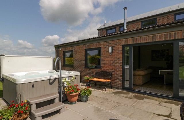 THE DUTCH BARN, family friendly, with hot tub in Langport