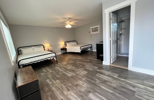 The East Bay Inn Room 2 - Cozy hotel in brilliant Panama City with AC, WiFi