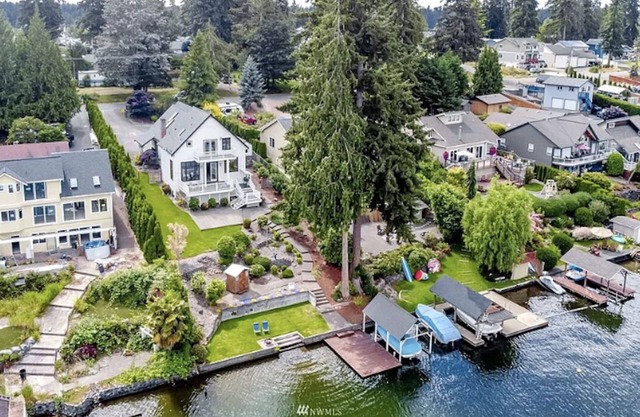 The Edgewater Escape - 2-story full Lake House, on the water, with deck & AC!
