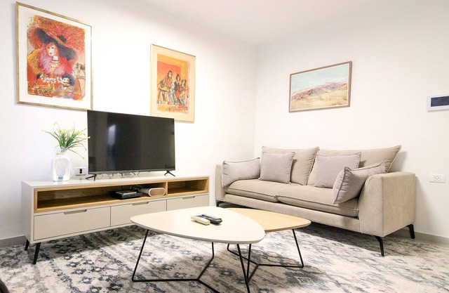 The Elazar : Renovated 3 BR in Baka