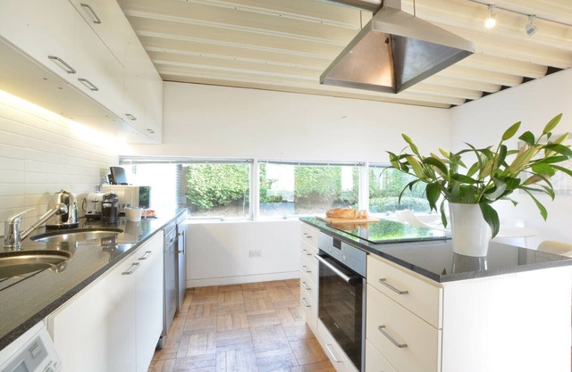 THE ELLIS-MILLER HOUSE, romantic, with open fire in Ely