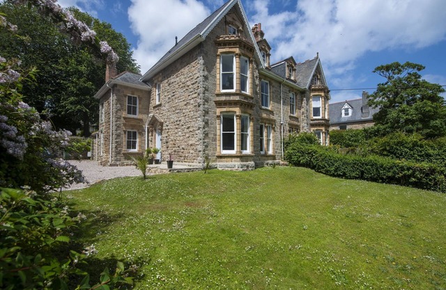 The Elms - a house that sleeps 10 guests in 5 bedrooms