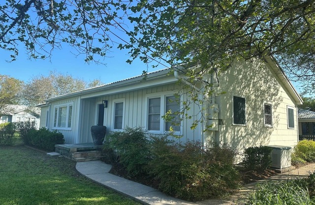 THE ELSIE - Wonderful completely renovated 3-bedroom house in Breaux Bridge