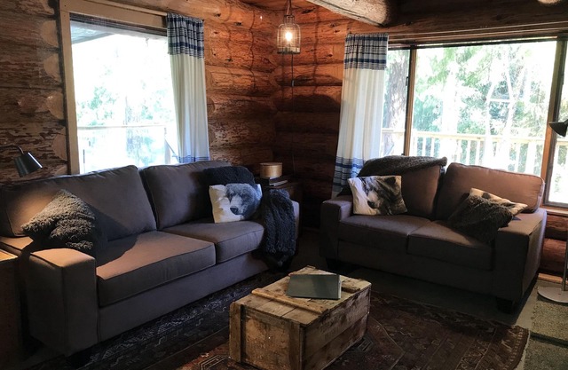Das Enchanted Woods Waterfront Log Cabin in der geheimen Bucht