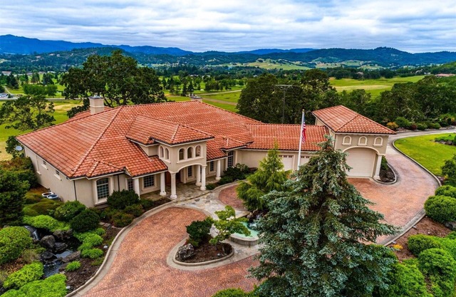 Die luxuriöse Villa und Veranstaltungsfläche des Engle House im Weinland Oregon