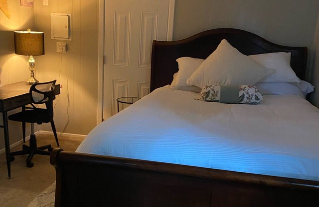 THE ENTIRE HOUSE IS NO LONGER AVAILABLE. ROOMS ONLY. PETS WELCOME