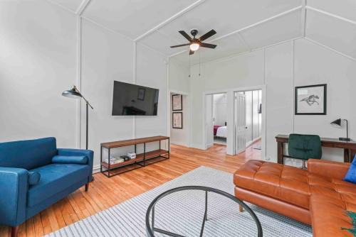 The Equestrian by Saratoga Stays - Private Balcony