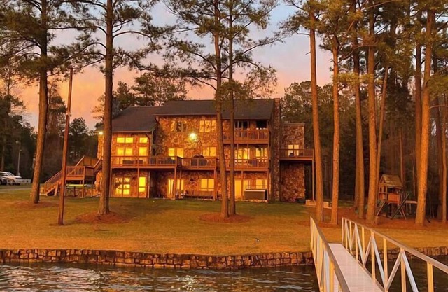 NEUE AUFLISTUNG! 6000 sq ft Lake Wateree Estate mit 4 Kaminen, Bootsrampe & Dock!