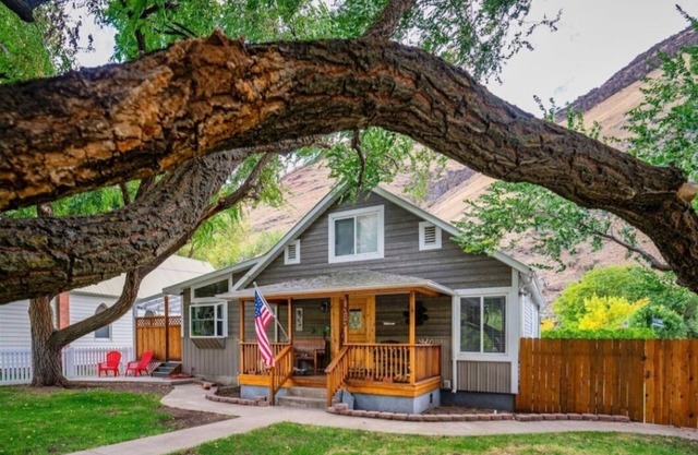 The Estate on Main St. sleeps 22 with 9 BR & 6 full BA in 2 separate buildings!